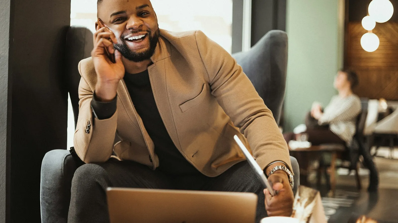 Agent immobilier au téléphone reprenant une conversation transmise par l’agent immobilier IA