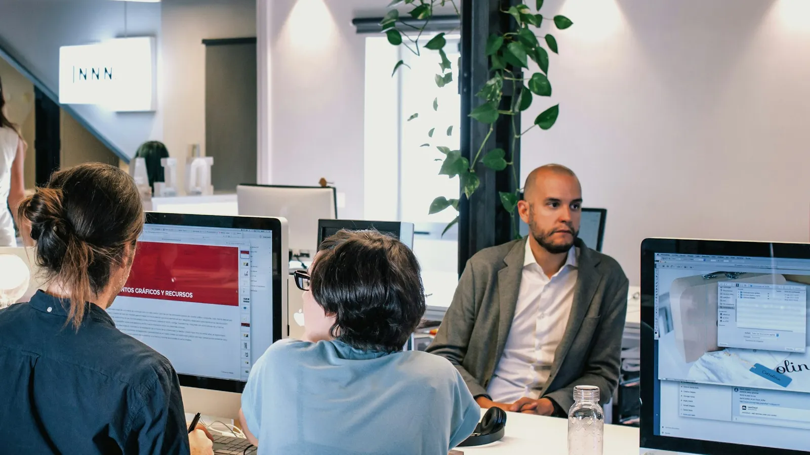 Équipe d’une agence immobilière travaillant sur son logiciel CRM
