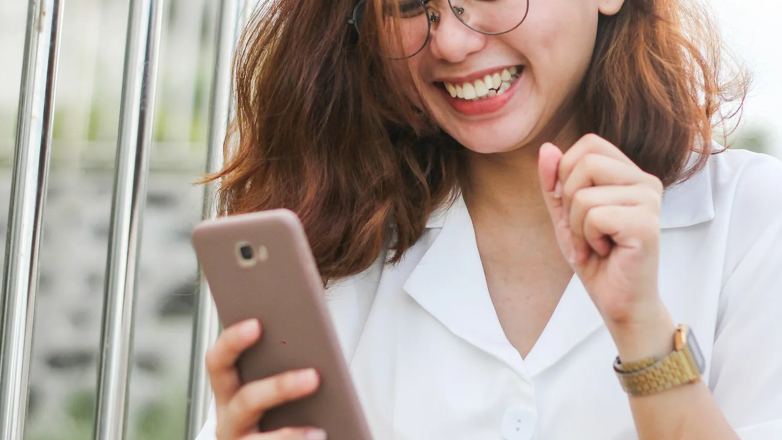 Acquéreuse recevant sur son téléphone une réponse immédiate d’un agent immobilier IA
