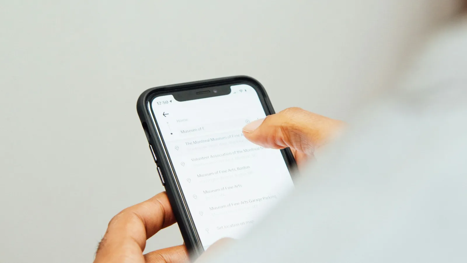 Agen properti memakai aplikasi AI di smartphone untuk membalas pembeli