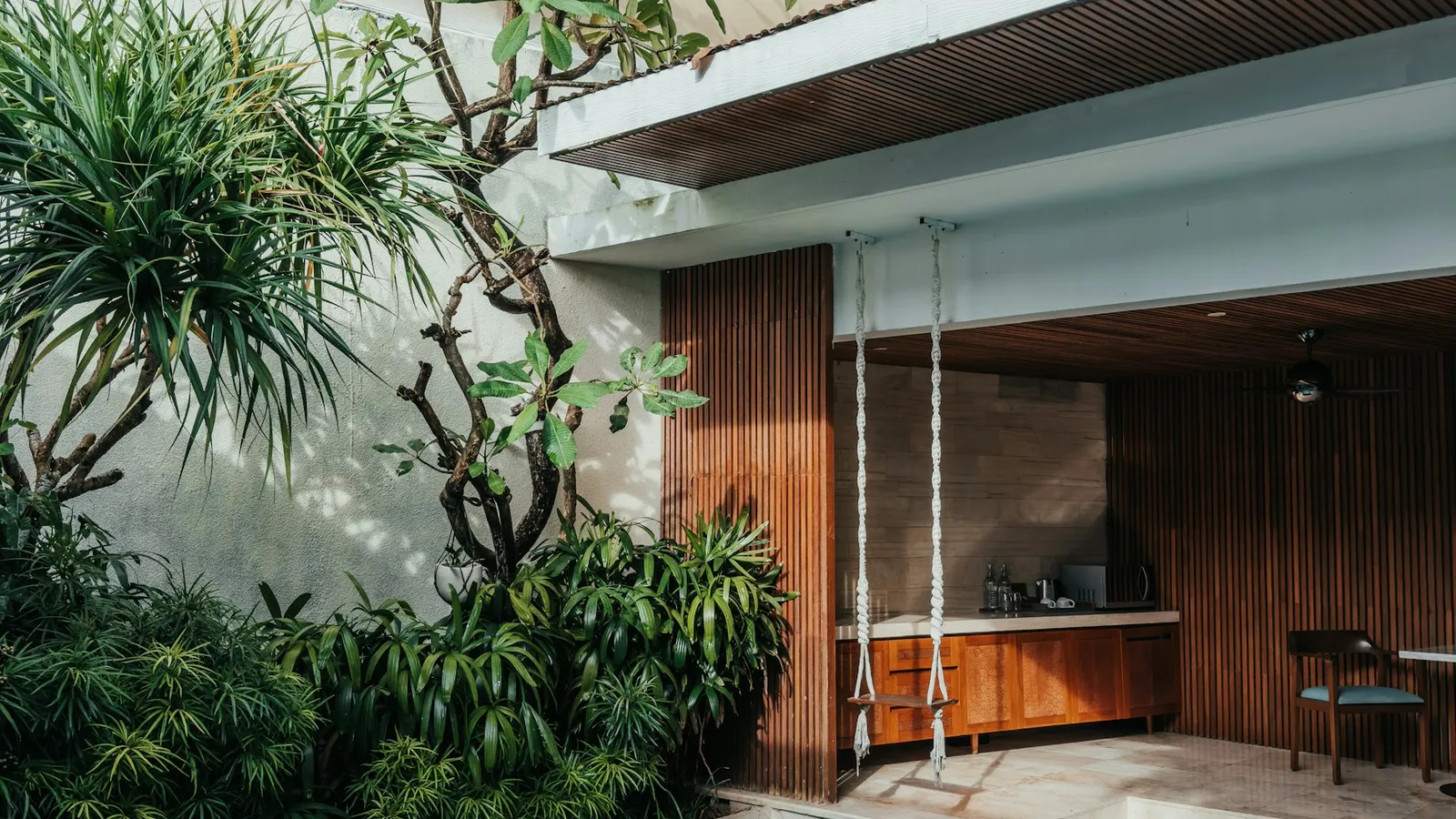 Villa tropis dengan kolam renang, contoh konten listing untuk jualan properti online di Instagram