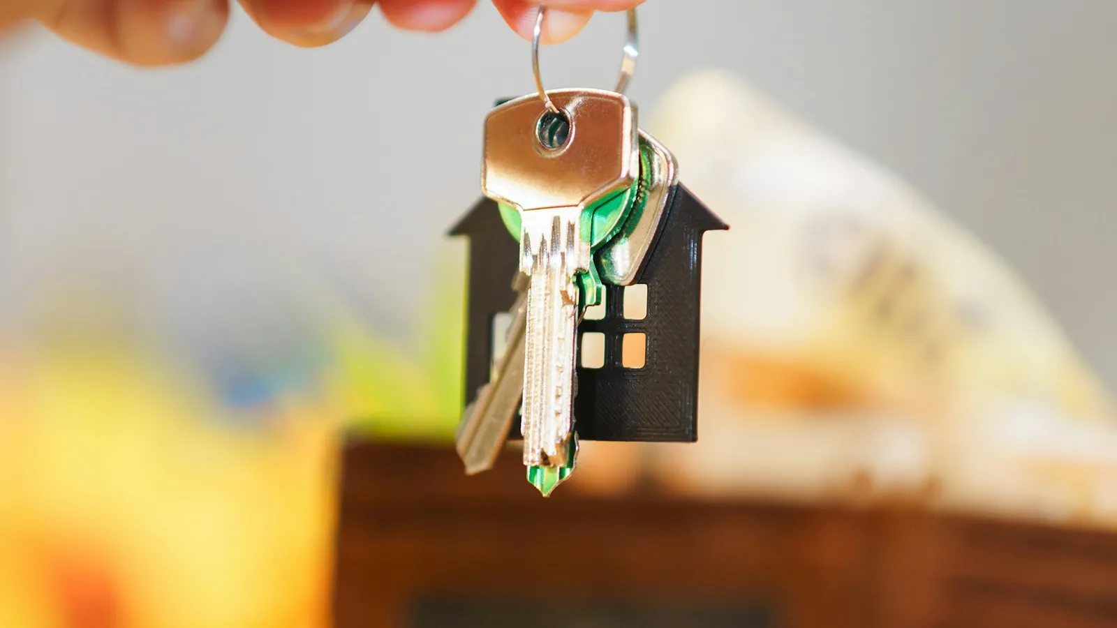 Kunci rumah dengan gantungan berbentuk rumah, hasil akhir dari lead properti yang berhasil closing