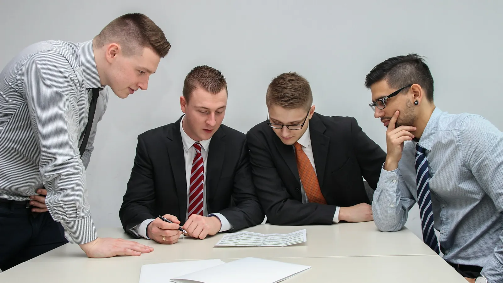 Tim agensi properti meninjau pipeline bersama setelah beralih dari spreadsheet ke CRM