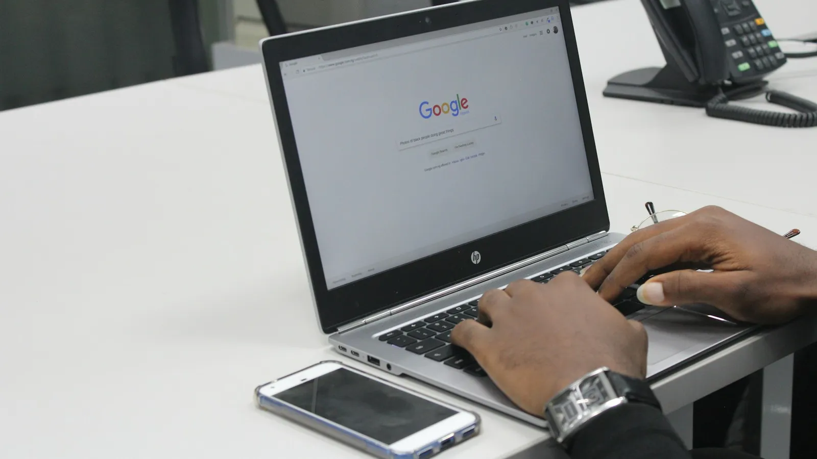 Pengelola agensi memeriksa website agensi properti dan lead yang masuk di laptop