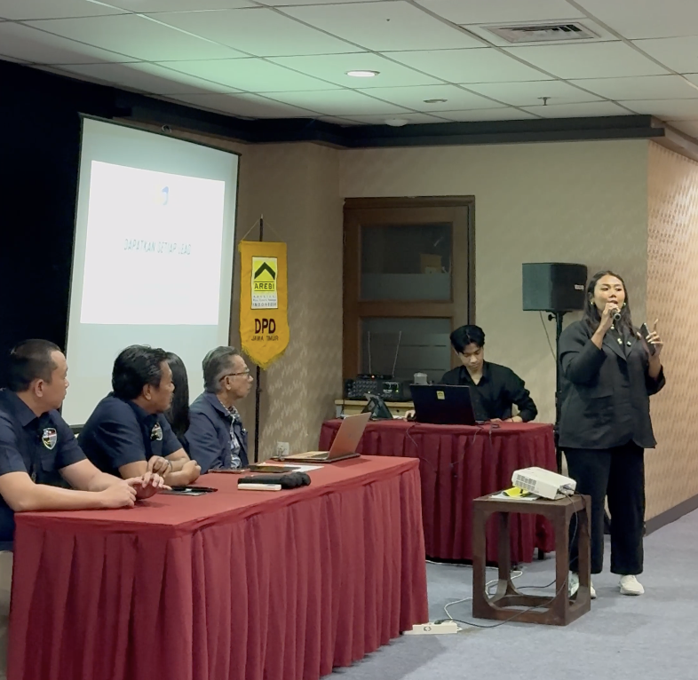 Closio presentasi di panggung seminar DPD AREBI Jawa Timur di Surabaya